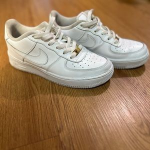White Air Force ones - size 6 youth = women’s 7.5/8
